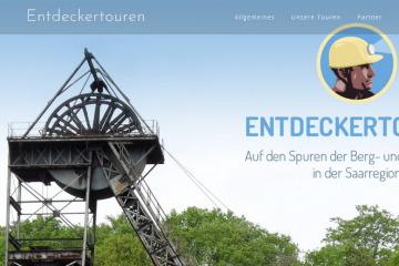 Ein Fördergerüst vor blauem Himmel und ein Bergmann mit Kopflampe im Profil