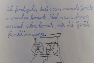 Fördergerüst über dem Deutschen Bergbau-Museum Bochum gezeichnet von einer Schülerin mit handschriftlichem Text