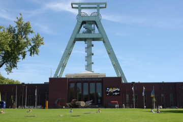 Aussenansicht des Deutschen Bergbau-Museums Bochum mit Fördergerüst