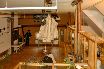 Blick in den Ausstellungsraum mit Vitrinen