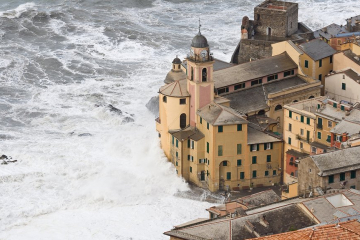 Eine Kirche mit angrenzenden Häusern wir vom Meer überflutet