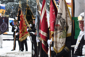 Bergleute mit Bergbaufahnen bereiten sich auf die Bergparade vor.