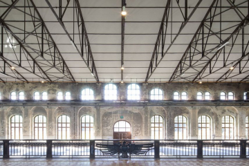Blick in die leere Maschinenhalle Zweckel mit dem Adler am Geländer