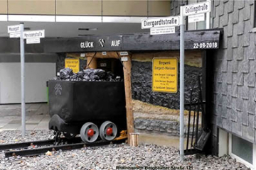 Förderwagen der in einen nachgebauten Abbaustreb einfährt