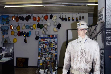 Blick in den Sammlungsraum mit der Figur eines Bergmanns in Arbeitskleidung im Vordergrund