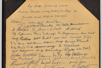 Rückseite des Metallreliefs mit einem aufgeklebten Blatt, das 52 Unterschriften enthält