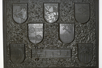 Schwarze Tafel aus Kohlekeramik mit verschiedenen Wappen und Noten