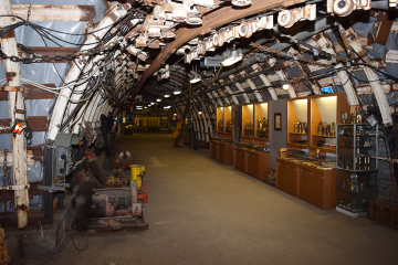 Blick in einen Stollen mit Ausstellungsgegenständen