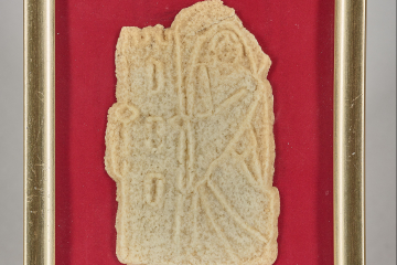 Plätzchen auf roter Pappe in einem Bilderrahmen