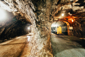 Blick in ein Stollen des Besucherbergwerks mit Grubenlok