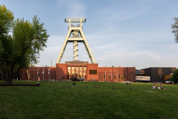 Aussenansicht des Deutschen Bergbau-Museums Bochum mit Fördergerüst