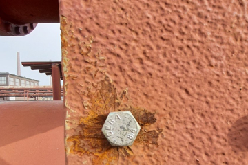 Eine Schraube ist in einen Betopfeiler gedreht