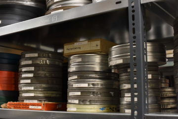 Filmrollen lagern in einem Metallregal