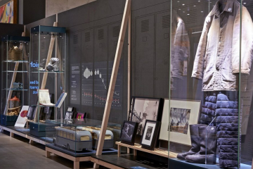 Eine Ausstellungsvitrine mit Ausstellungsobjekten