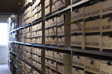 Blick auf eine Regalanlage mit nummerierten Archivkartons