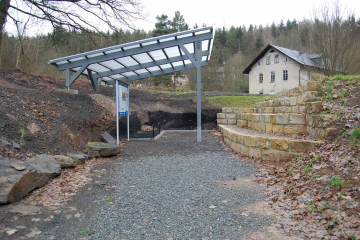Blick auf das Geotop mit Kohlenfloez und das alte Renteigebauede