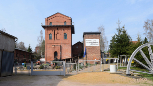Blick auf die Übertageanlage mit dem Förderturm der Zeche